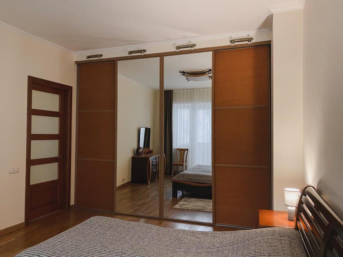 Family Apartment Near The University Chernivtsi Luaran gambar
