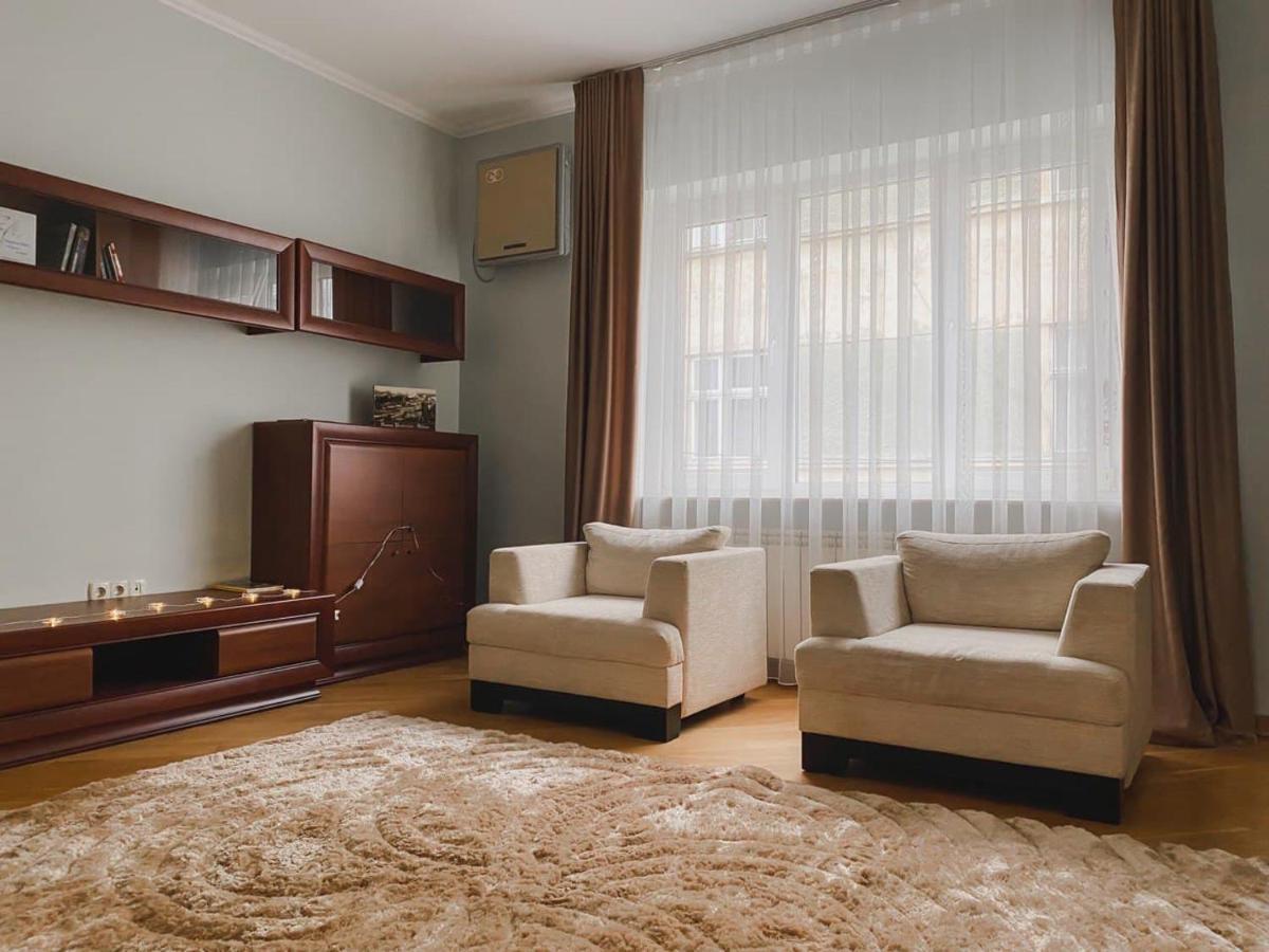 Family Apartment Near The University Chernivtsi Luaran gambar