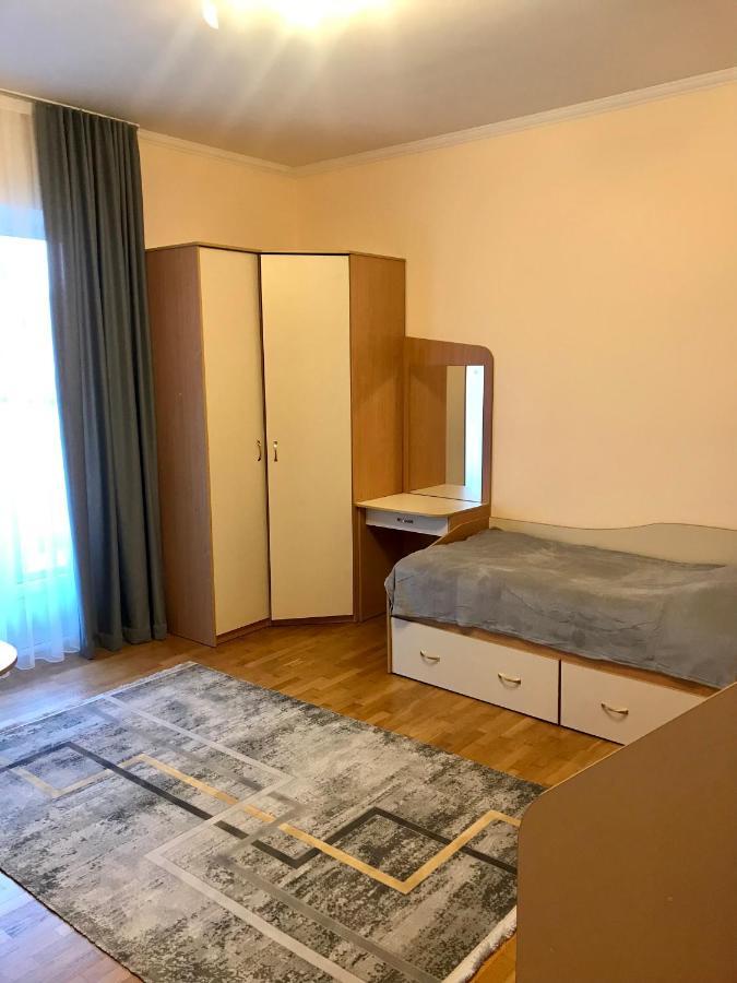 Family Apartment Near The University Chernivtsi Luaran gambar