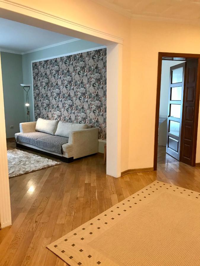Family Apartment Near The University Chernivtsi Luaran gambar