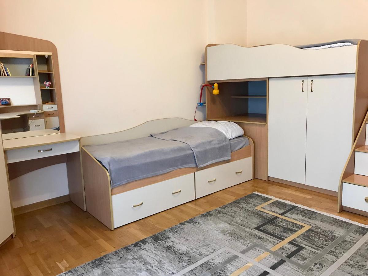 Family Apartment Near The University Chernivtsi Luaran gambar
