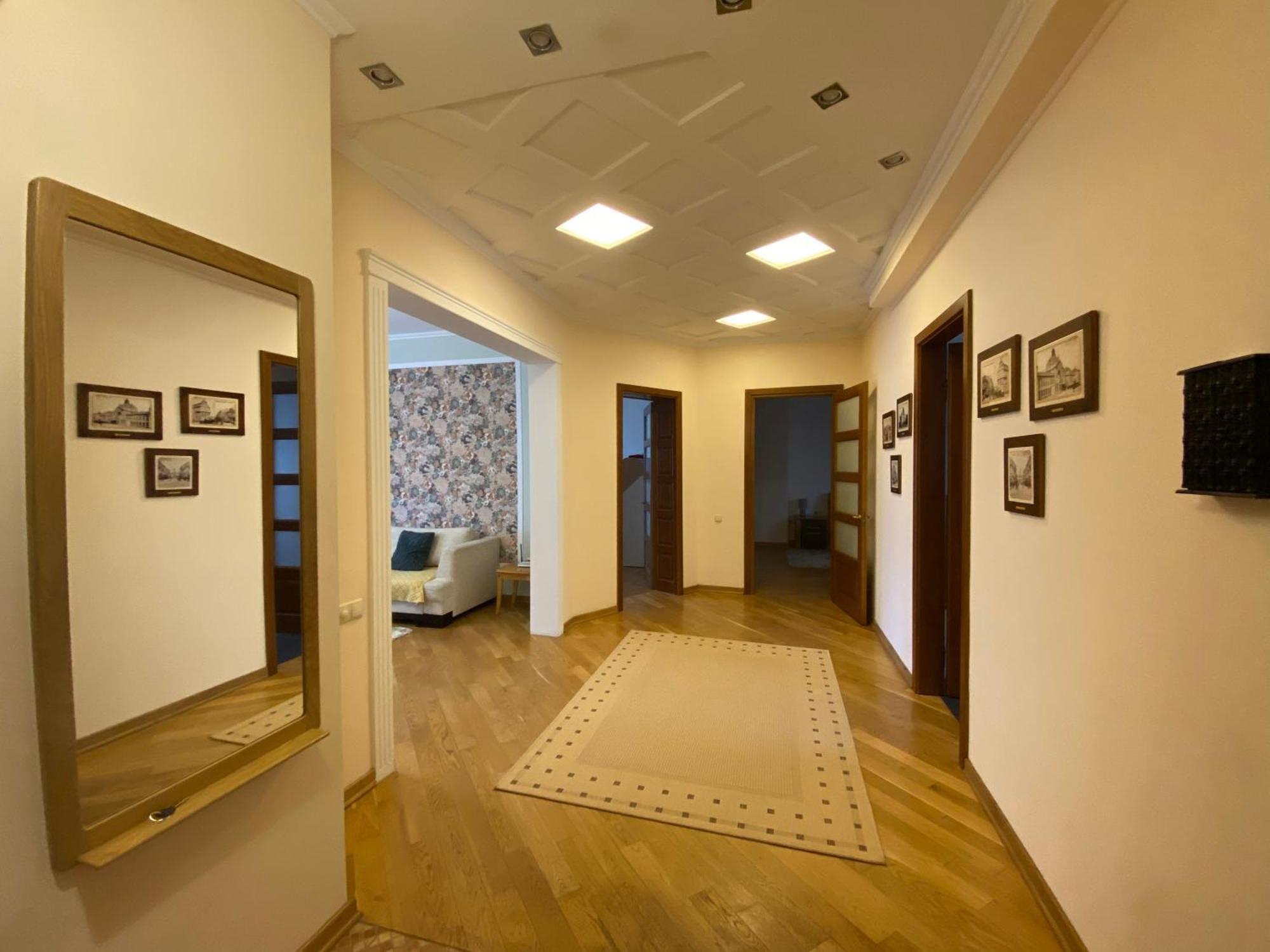 Family Apartment Near The University Chernivtsi Luaran gambar