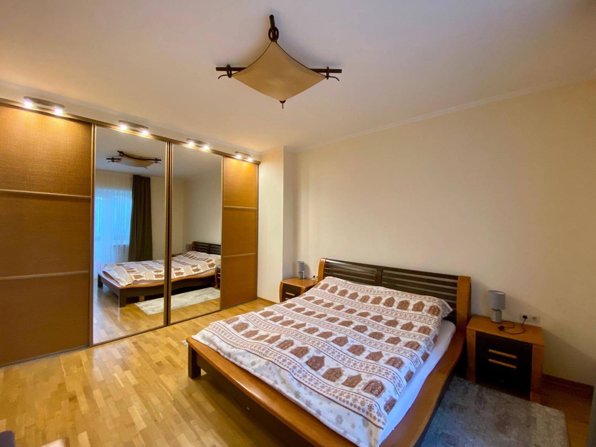 Family Apartment Near The University Chernivtsi Luaran gambar